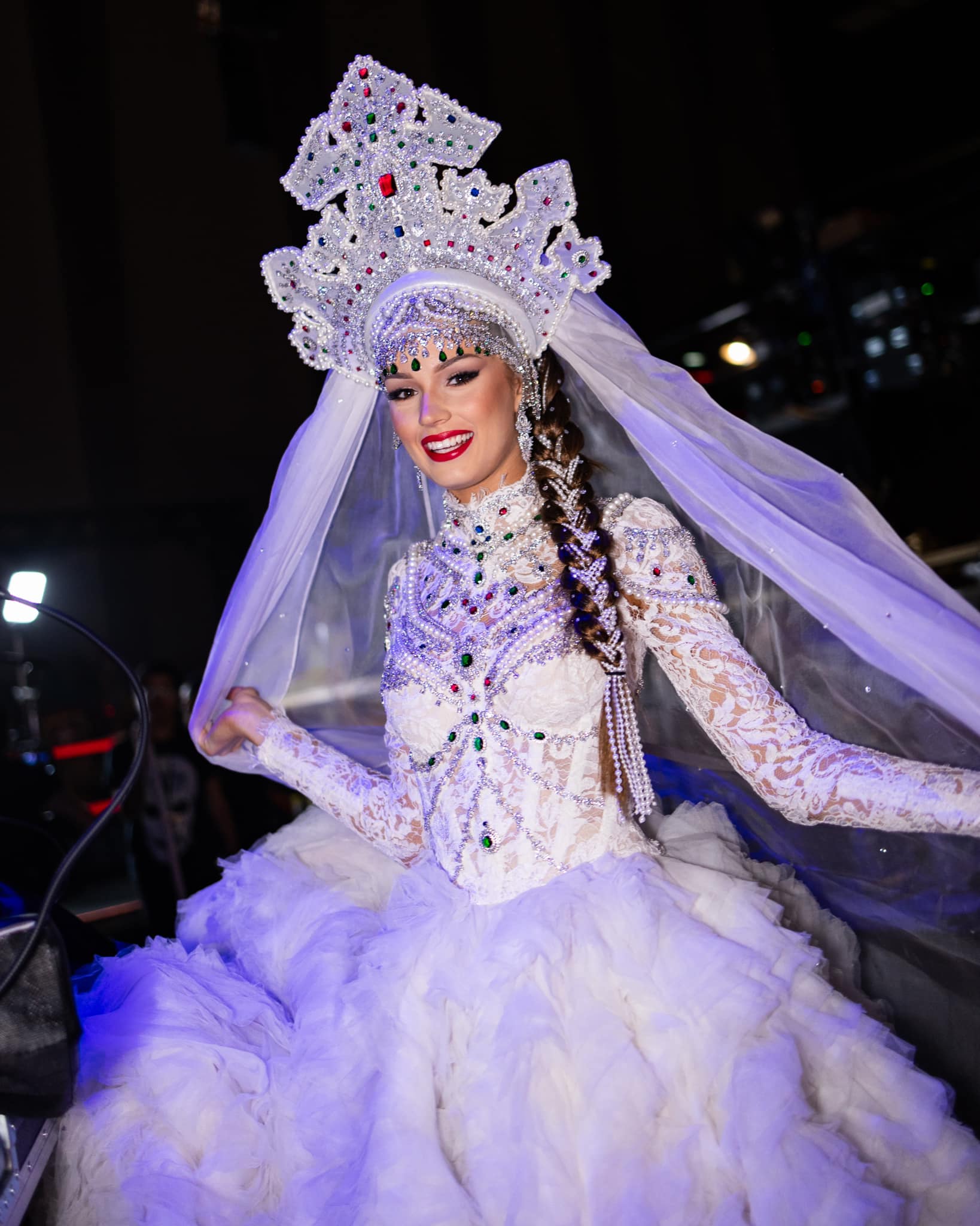На конкурсе 'Мисс Вселенная' участницы представили фантастические национальные костюмы