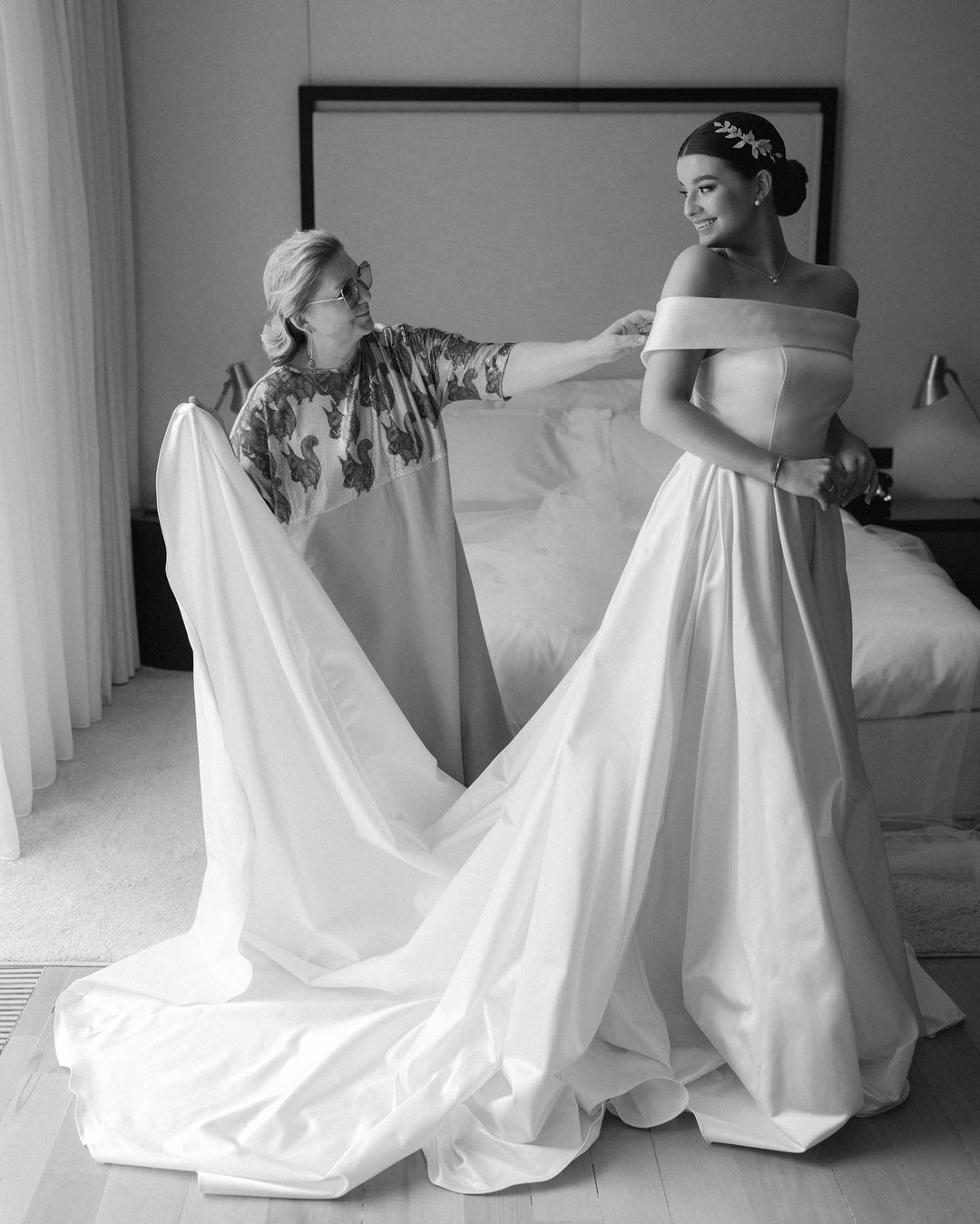 Александра Стриженова примеряет свадебное платье