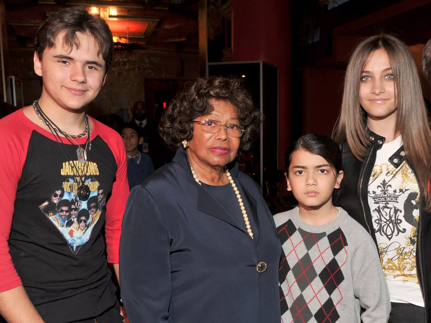 Дети Майкла Джексона с бабушкой