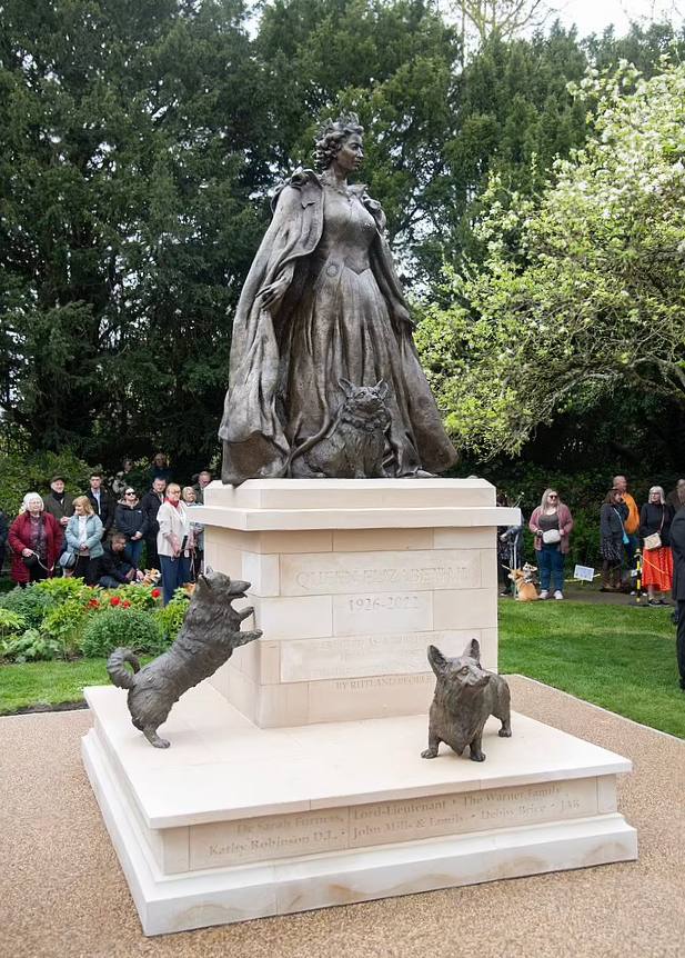 Памятник королеве Елизавете II