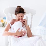 Первые дни с новорожденным: какая помощь нужна молодой маме