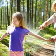 Средства от комаров и клещей: защита для детей на даче и на прогулке