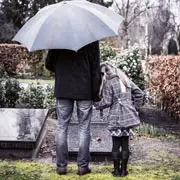 Джулия Самюэль: Брать ли ребенка на похороны и как говорить с ним о смерти