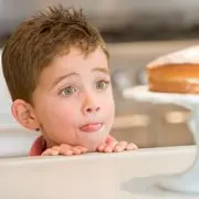Почему детям нельзя сладкое – и чем его заменить