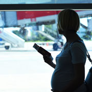 Перелеты, Wi-Fi и рамки досмотра: опасны ли во время беременности