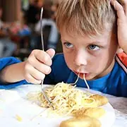 Что делать, если ребенок ест одни макароны