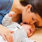  доктор Регина: Как помочь малышу при коликах, запорах и срыгиваниях