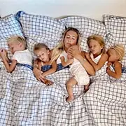 Мама пяти детей: каждый засыпает в своей кровати!