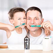 Сберечь зубы и сохранить нервы: всё о чистке зубов с ребёнком