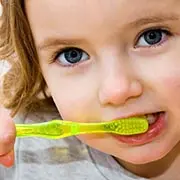 У ребенка почернели зубы, что делать?
