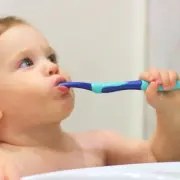Когда начинать чистить зубы ребенку?