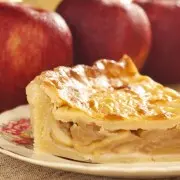 Рецепт дня: пирог с яблоками. Блинное тесто и ароматная начинка