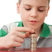 Ребенок просит карманные деньги. Как грамотно их выделять?