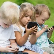 Первый телефон ребенка: когда покупать и как научить с ним обращаться