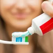 Смотрим на состав: как выбрать зубную пасту для всей семьи