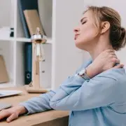 Синдром компьютерной шеи - как избежать последствий