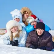 С детьми на зимний отдых: лучшие направления для семейных каникул