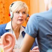 Нарушен слух: как помочь слабослышащему родственнику 