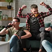 Почему многие женщины после свадьбы пытаются ограничить дружбу мужа: взгляд психологов