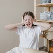 Почему у подростков резко меняется настроение и как помочь справиться