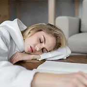 Банк сна: можно ли накопить часы отдыха как деньги на счету?