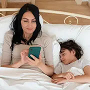 Поколение Z всё реже читает детям книги: почему родители отказываются от сказок на ночь
