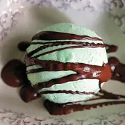 Настя Понедельник: Домашнее мороженое: рецепт с земляникой. И шоколадный соус!