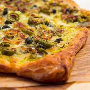 Рецепт пирога: оливки, каперсы и лук-порей. Вкус отпуска