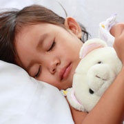 Почему не получается научить ребенка засыпать самостоятельно?
