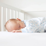Где спать новорожденному? Кроватка, люлька, коляска – или родительская кровать?