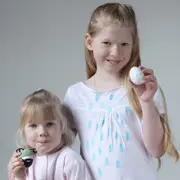 Красим яйца вместе с детьми: нежные орнаменты и пасхальные человечки