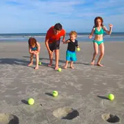 Чем заняться на пляже: 9 интересных идей и игр для всей семьи
