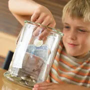 Как научить ребенка тратить деньги – и зарабатывать
