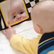 Как играть с ребенком 6-9 месяцев: игры с голосом и зеркалом