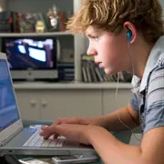 Безопасность ребенка в Интернете: 3 типа онлайн-угроз