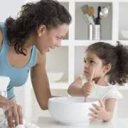 Ребенок на кухне: как обеспечить безопасность