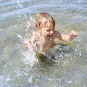 Океан лечит аутизм: что происходит с ребенком, поймавшим волну