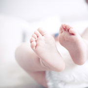Лечение запоров, колик у новорожденных, насморка: массаж ножек