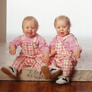 Воспитание близнецов: как выбрать имена, игрушки, одежду и кружки