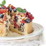Бисквитный торт с клубникой и другими ягодами: рецепты с фото