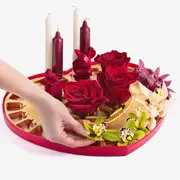 Что подарить девушке на 14 февраля – цветы или конфеты? Все сразу!
