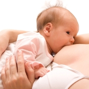 Ребенок захлебывается молоком и отказывается от груди: помощь маме и малышу