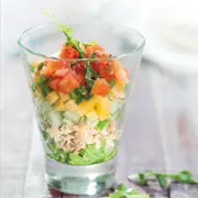 : Салат из помидоров, 2 простых рецепта: сытный и оригинальный