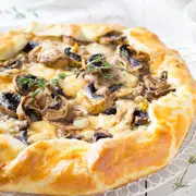 Открытые пироги с грибами, сыром, помидорами: 3 рецепта