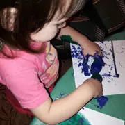 Детский рисунок в 1 год 10 месяцев: пальчиковые краски и боди-арт