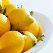 При помощи обычного лимона