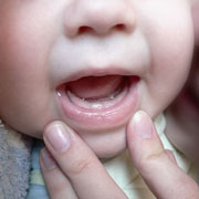 Как прорезаются зубы у малышей