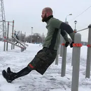 Тренировки на улице зимой: 14 упражнений на турнике, брусьях и рядом
