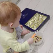 Как научить ребенка играть самостоятельно: банка с макаронами и морские камешки