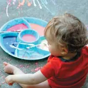 Эйша Ситро: Какой краской рисовать детям – на асфальте, в ванной, на полу?
